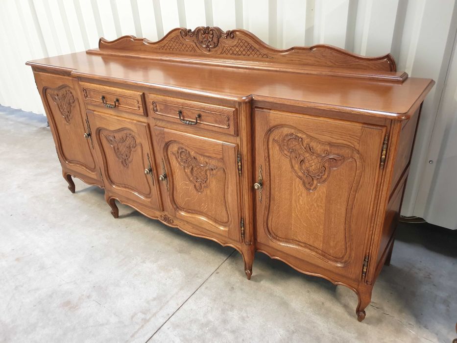 Piękna jadalnia ludwikowska komoda, witryna i stół i sześć krzeseł.