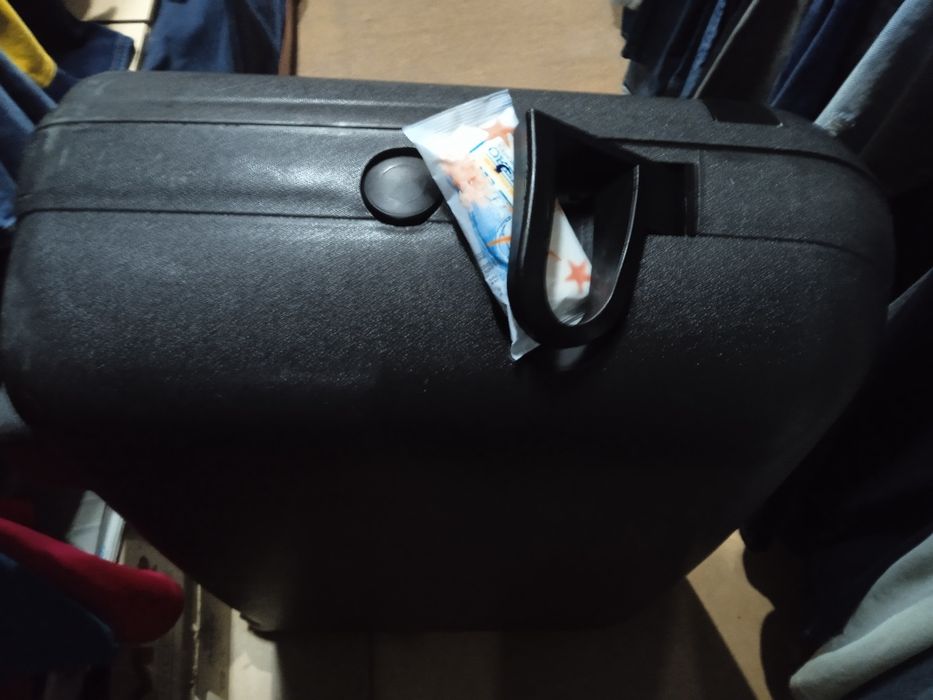 Продам большой  чемодан на 4 х колесах с накладной ручкой и на замках