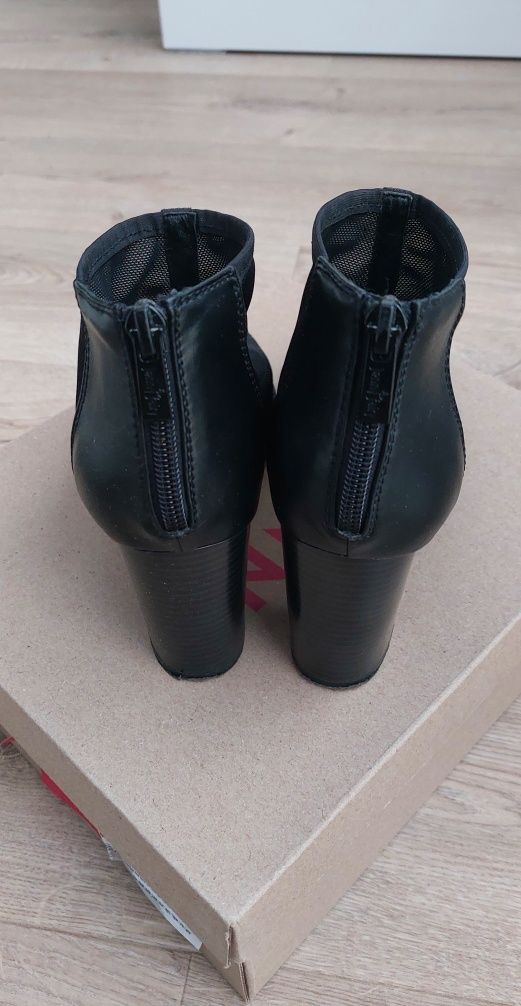 Buty na słupku rozm.38
