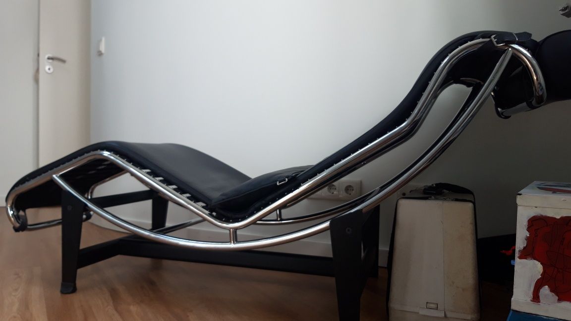 Chaise longue Le Corbusier em pele preta