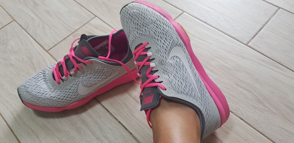 Кроссовки NIKE zoom fit  23.5см