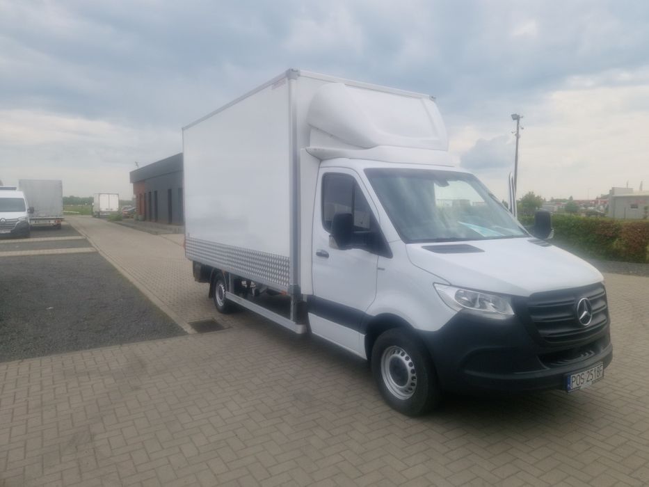 Wynajem busy kontenery z windą