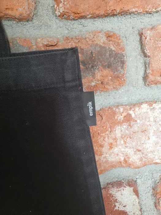 Czarna bawełniana torba z haftowanym napisem