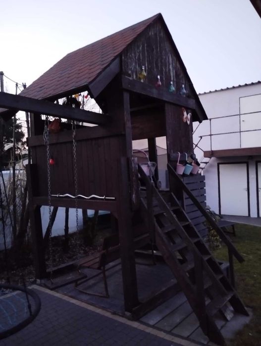 Drewniany domek do zabawy