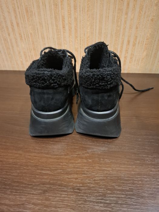 Продам жіночі зимові черевики