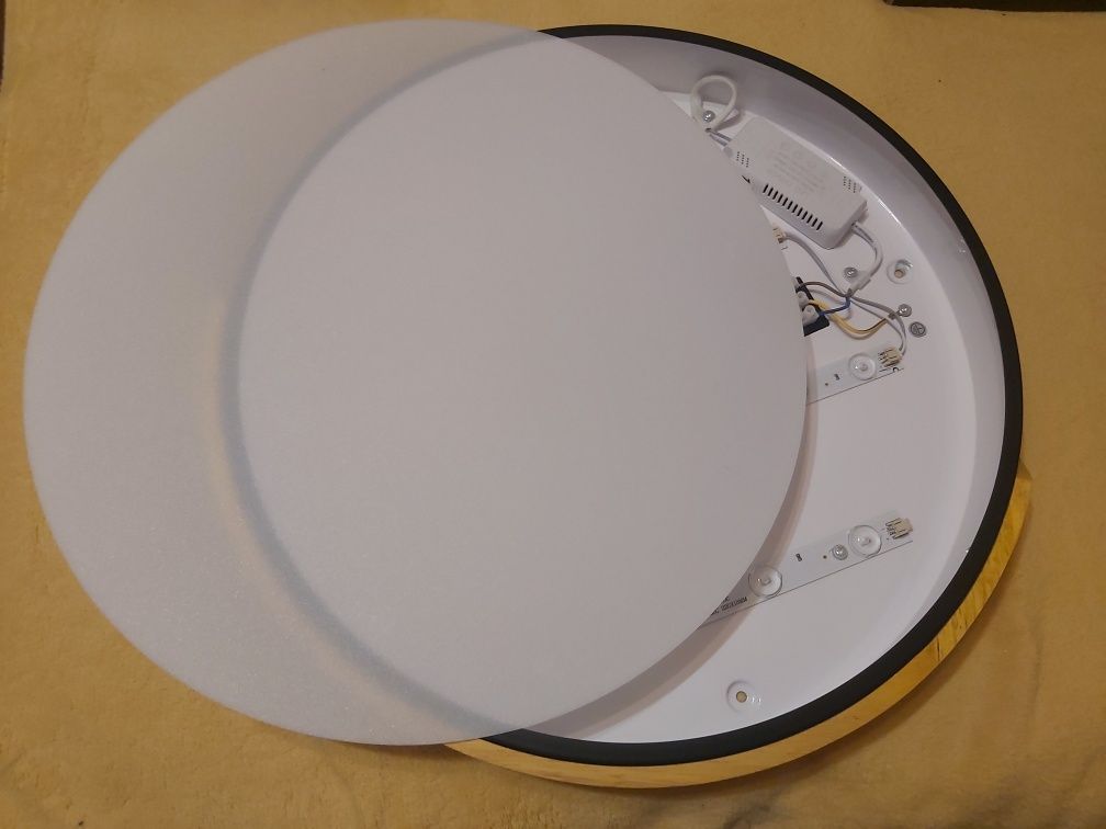 Lampa sufitowa z elementem drewnianym