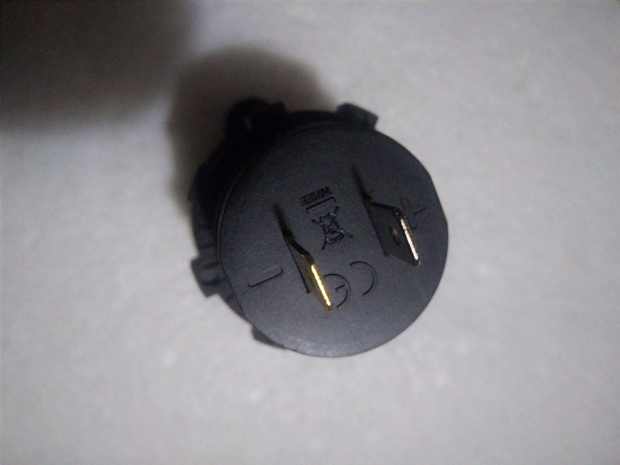 Автомобільна швидка USB зарядка врізна на 2 USB 12-24В, QC 3.0, 36Вт,