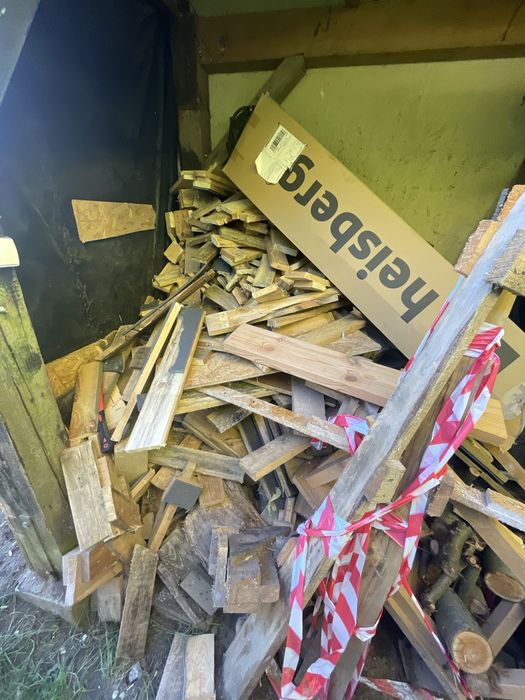 Kompletna koza z rurami i drewnem