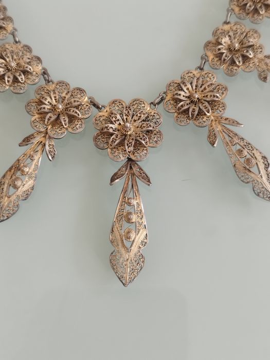 belíssimo colar antigo português em prata muito bom estado excepto o