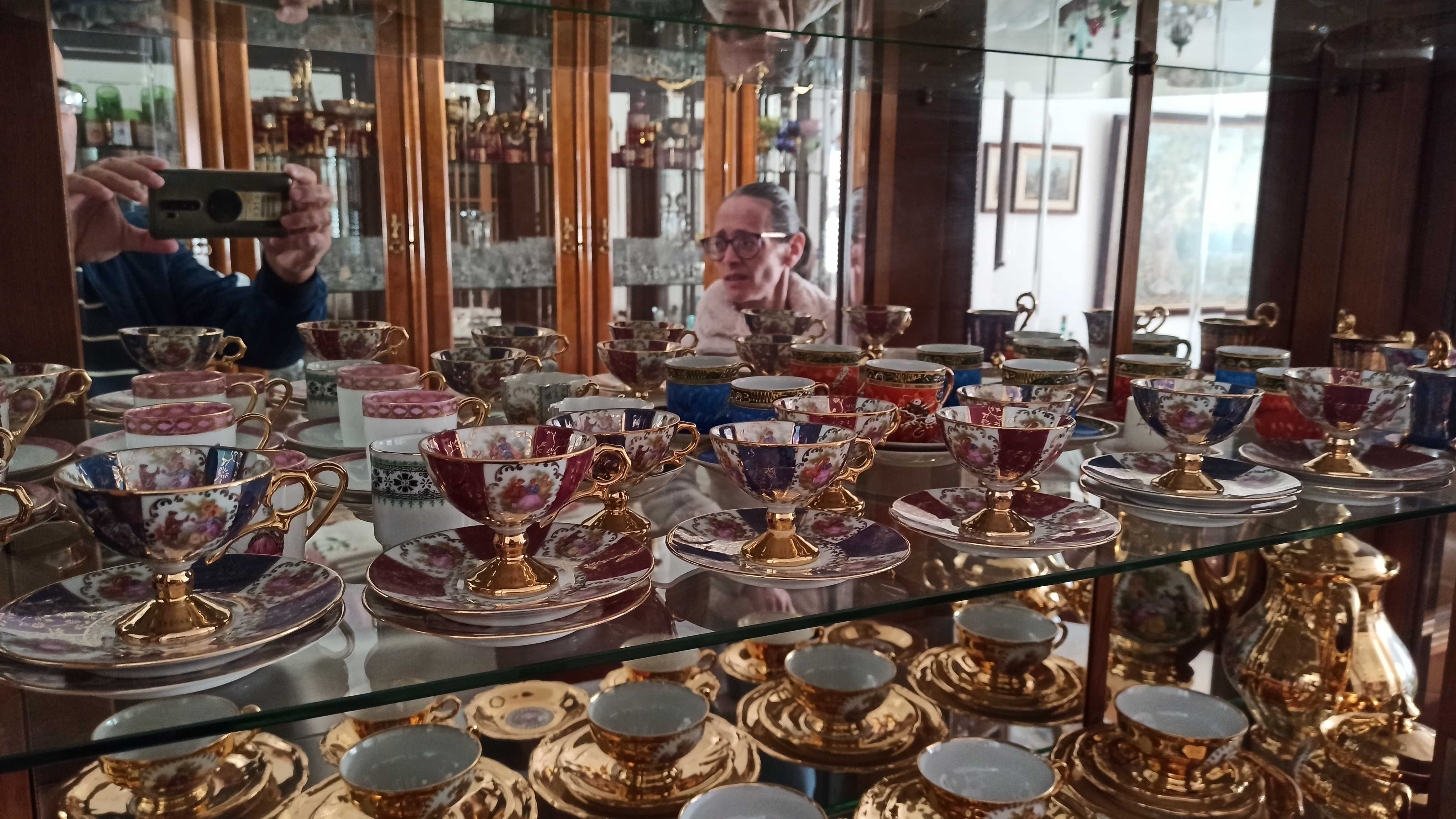 Serviços de Café, Serviços de chá, diversas pratas e miniaturas loiça