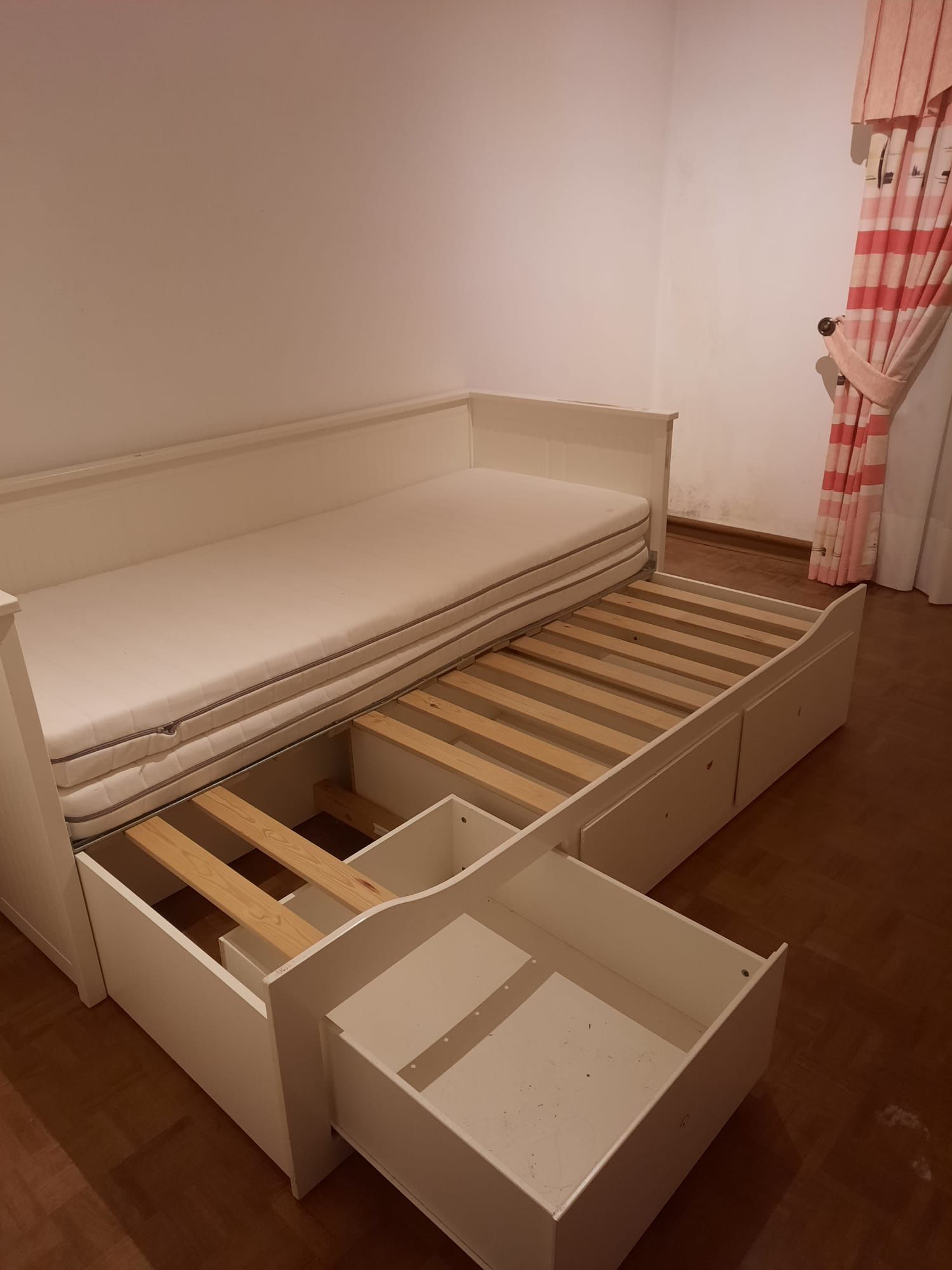 Cama dupla com gavetas e colchões
