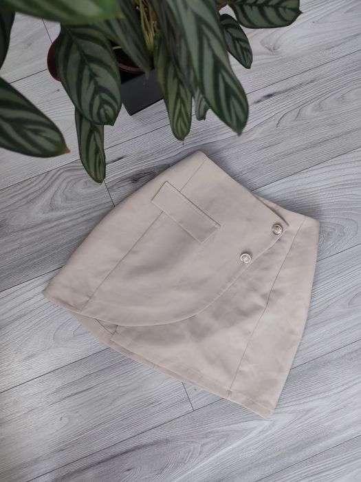 Śliczna mini z rozcięciem 36