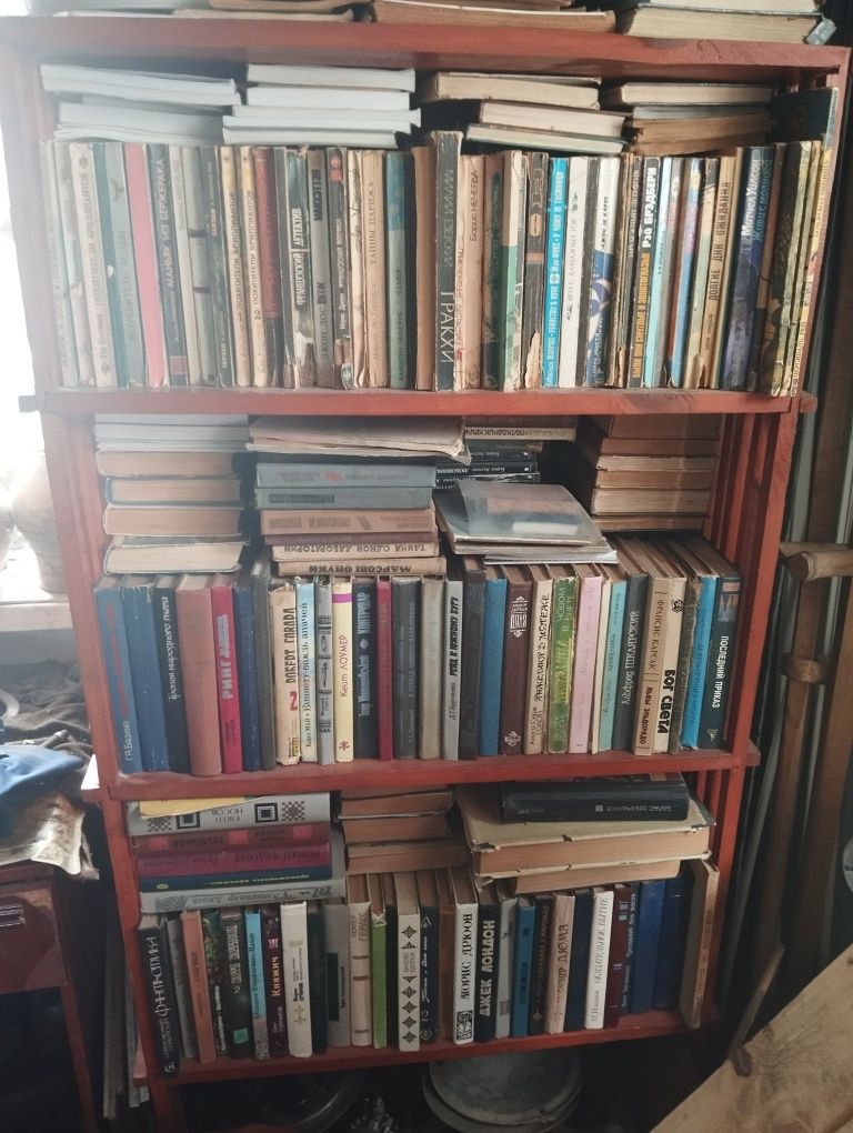 Віддам безоплатно книги та телевізор