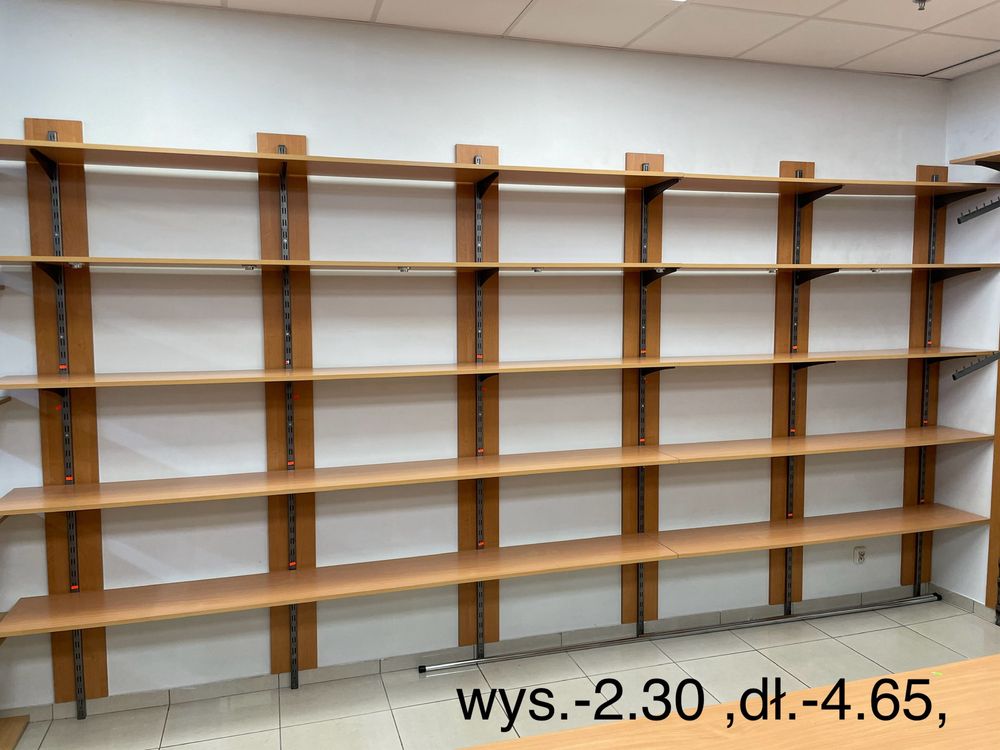 Regały sklepowe po likwidacji sklepu z torebkami