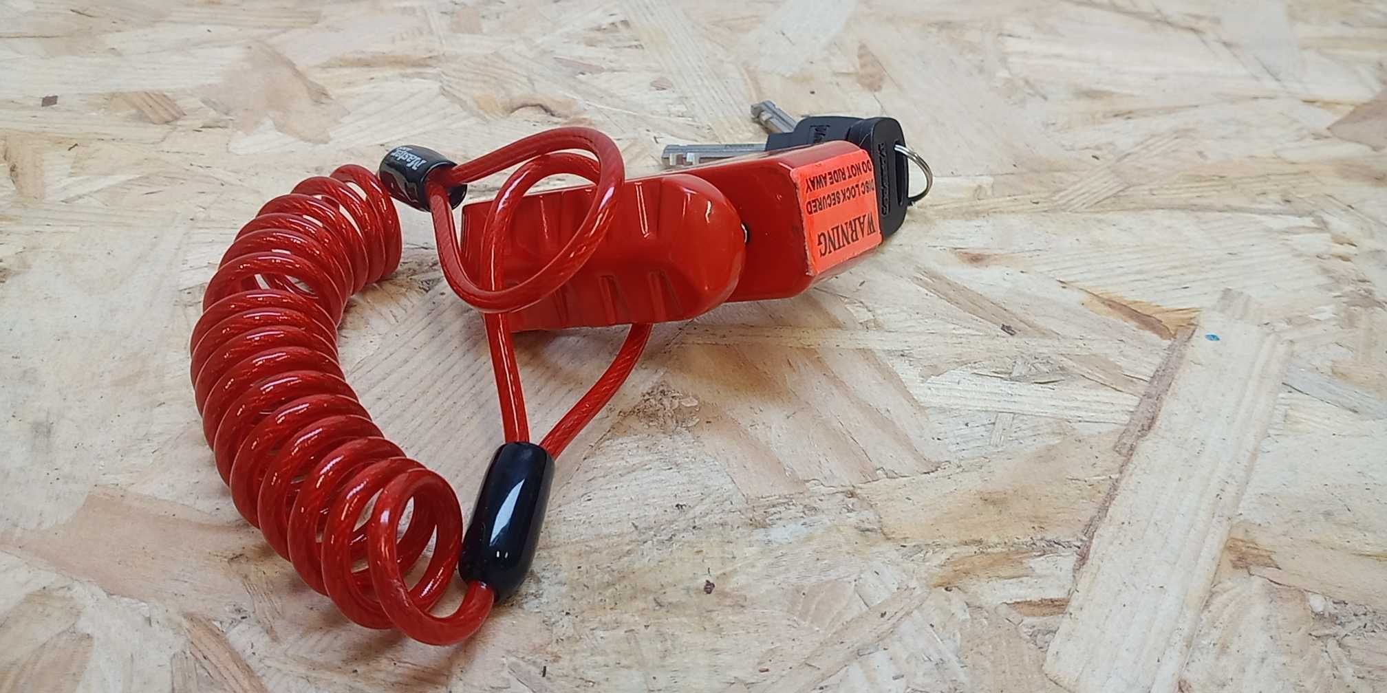 Blokada Koła Motocykla Zamek na klucz Master Lock 8303EURDPS Czerwony