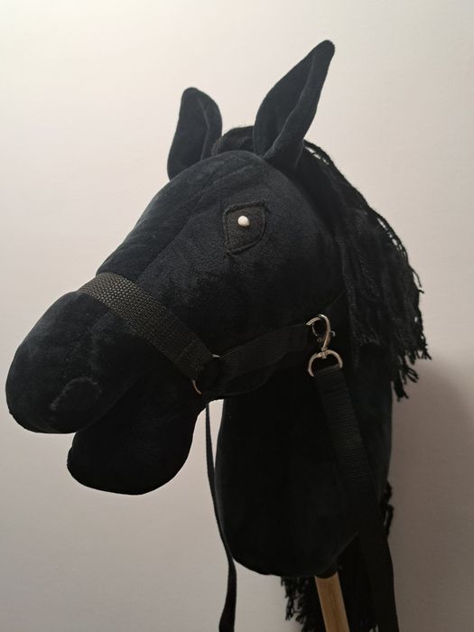 Hobby horse  bardzo ładny czarny koń na kiju z uzdą