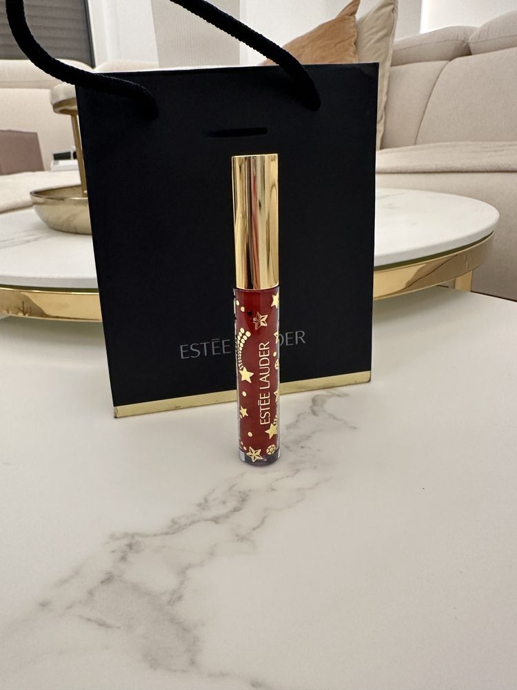 Estee Lauder w odcieniu Ruby Quartz błyszczyk