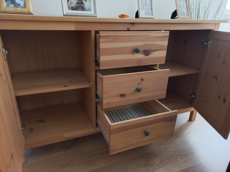 Móvel de madeira com portas e gavetas