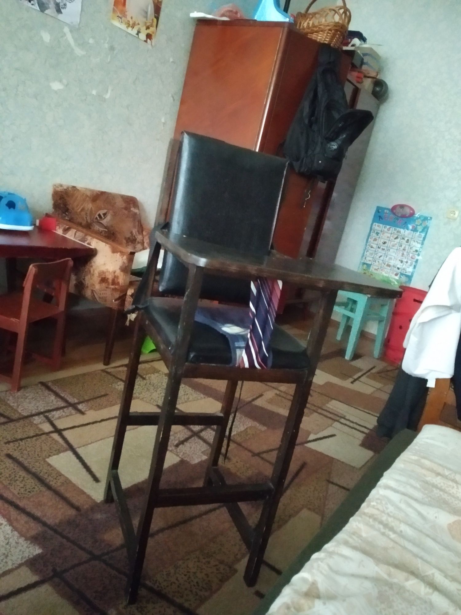 Стілець для годування