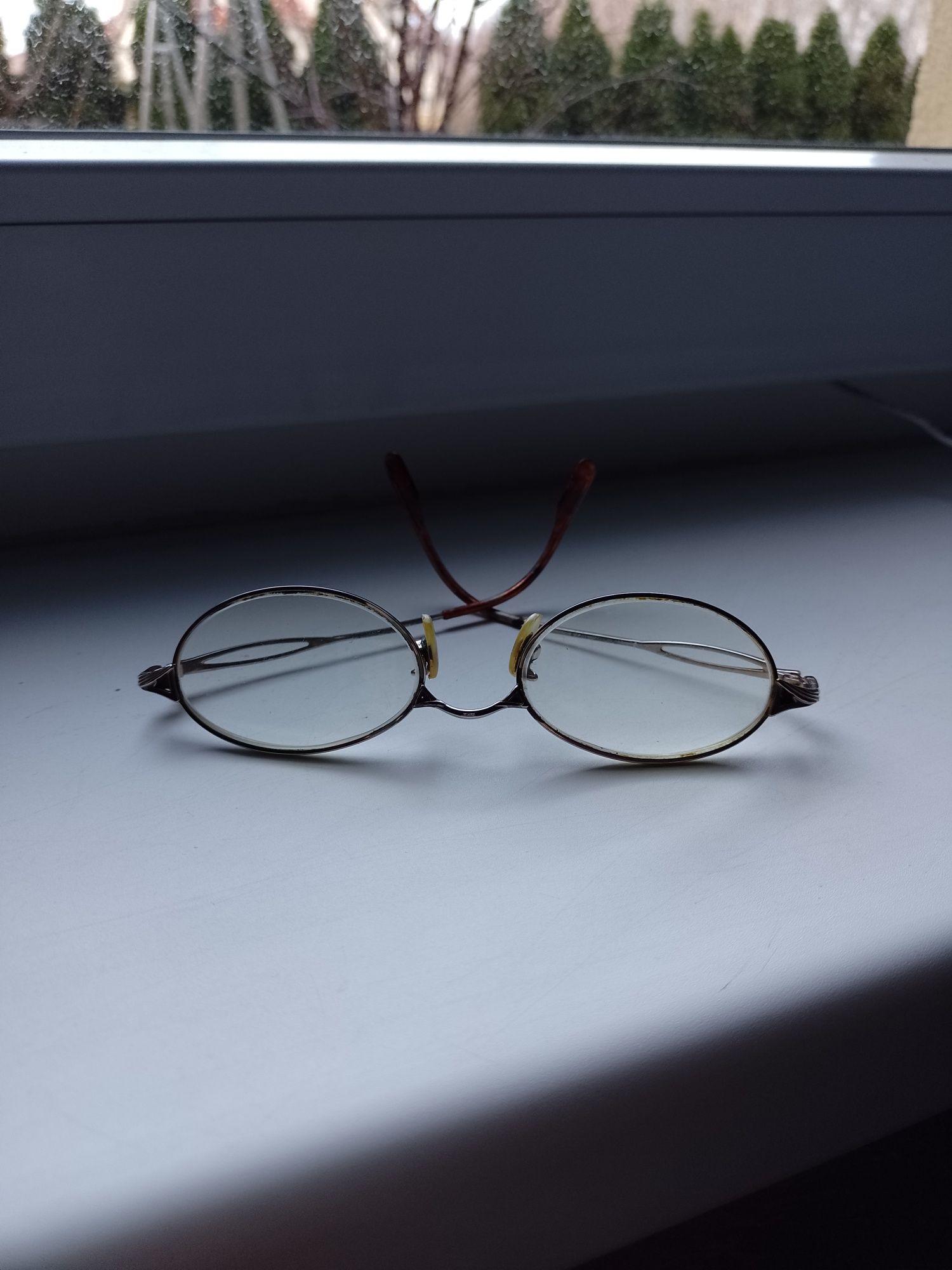 Złote oprawki milenijne okulary lata 2000