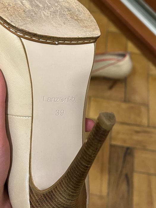 Туфлі на підборах бежеві з метеликом, розмір 39. На випускний, свято