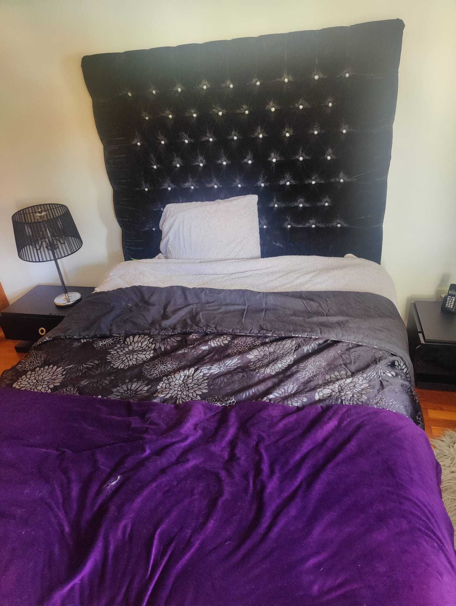 Conjunto de Quarto - Cama, 2 Mesas de Cabeceira, Cómoda com Espelho