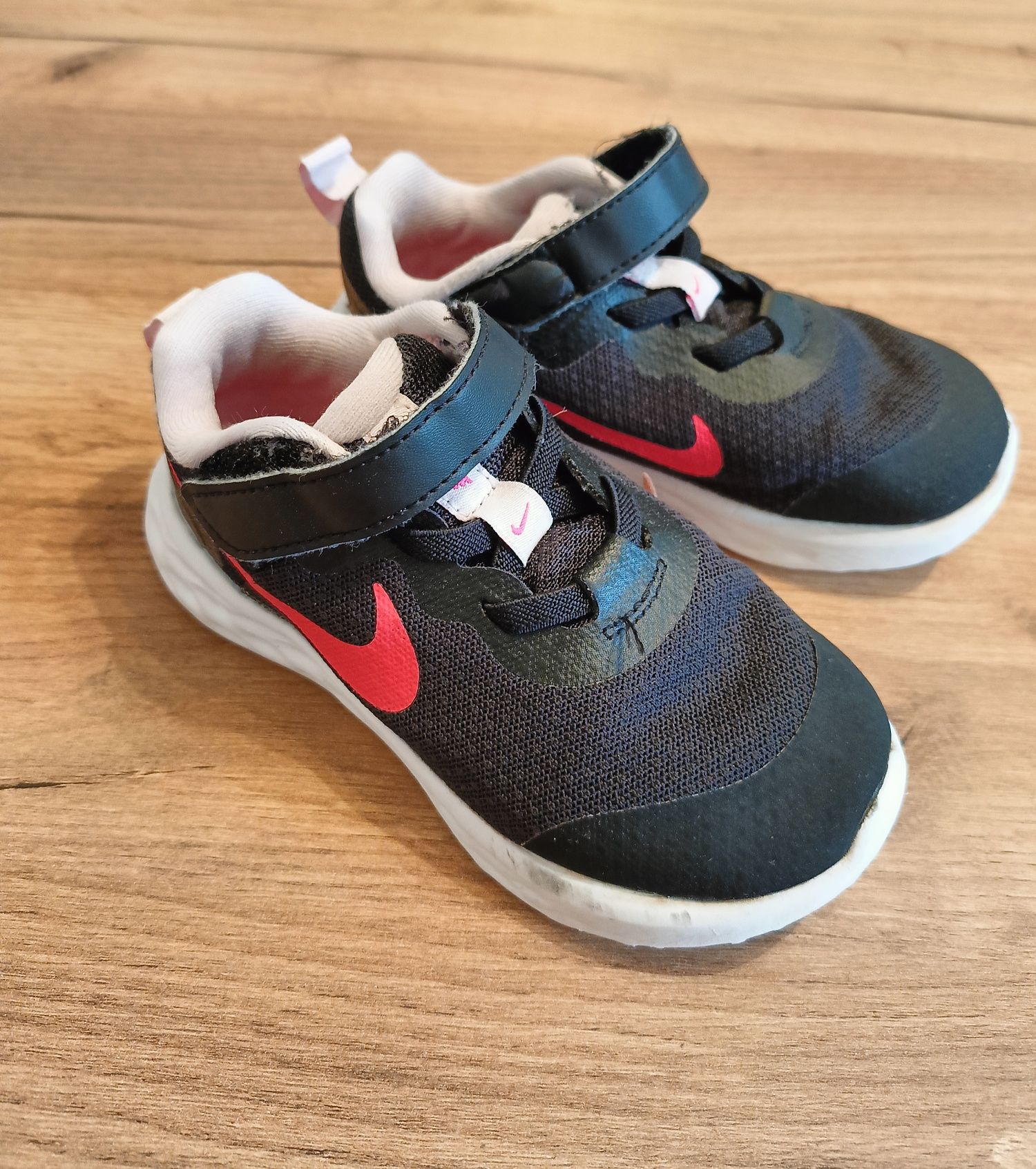 Buty Nike dla dziewczynki r. 26