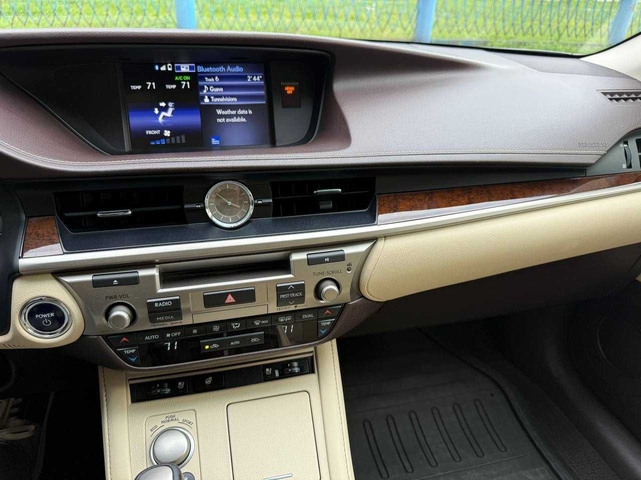 Lexus ES 300H 2016  (23.700$)