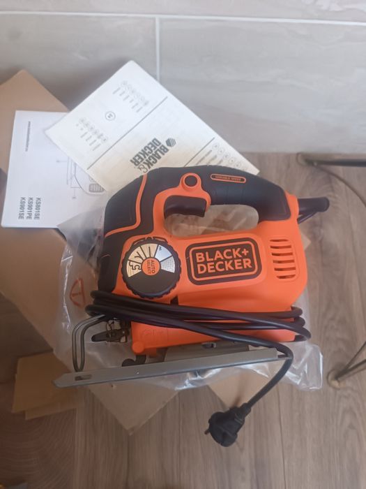 Електролобзик Black Decker