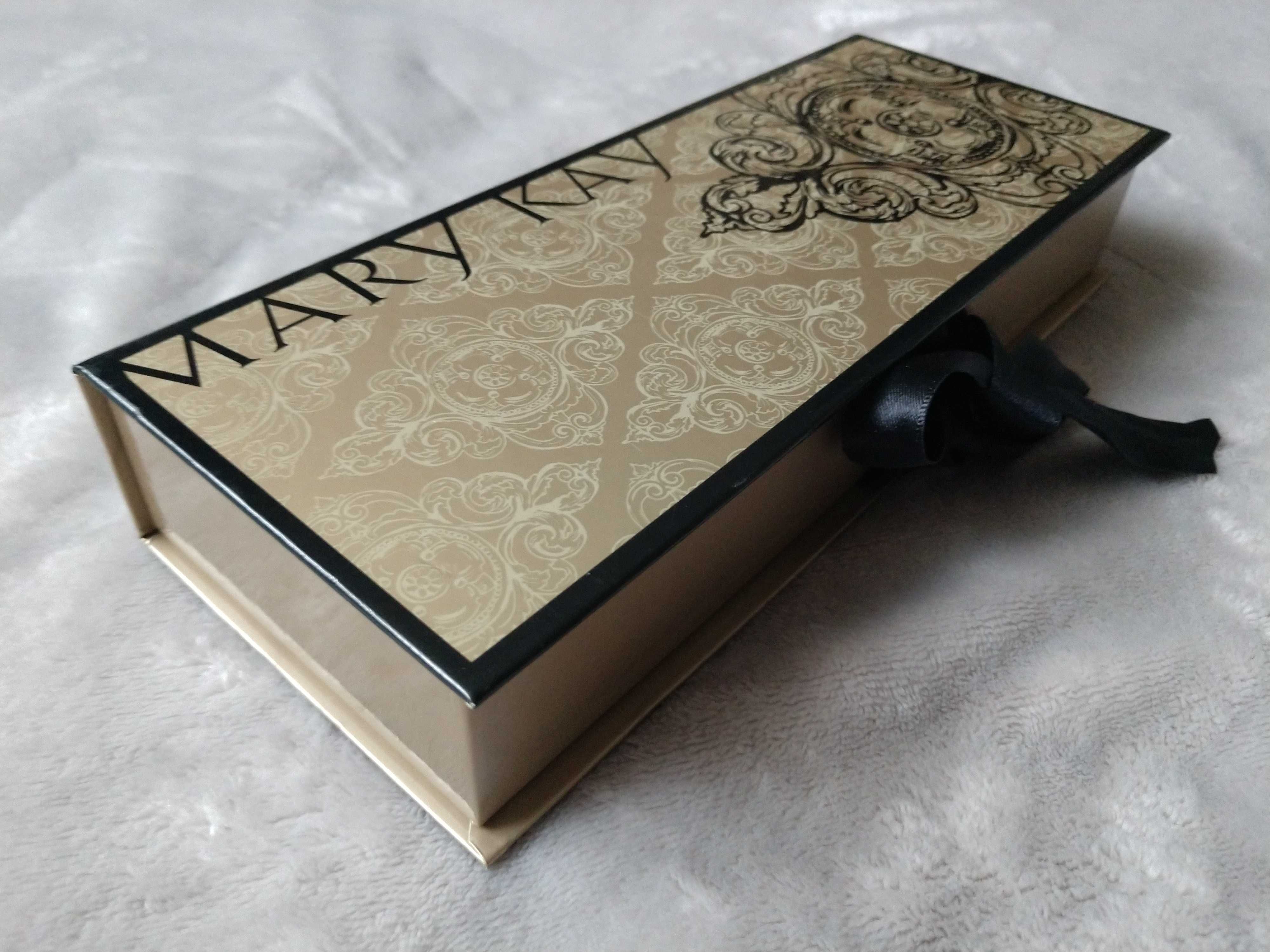 Коробка картонна для парфумів Мері Кей 22см. Відмінний стан!