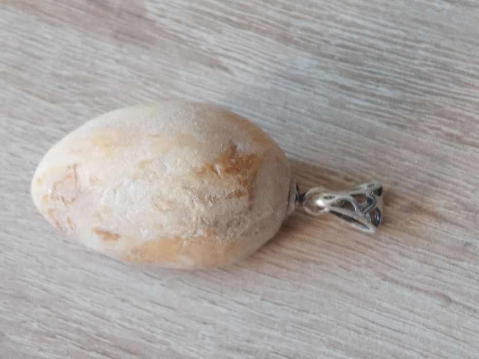 Piekny wisiorek bialy bursztyn