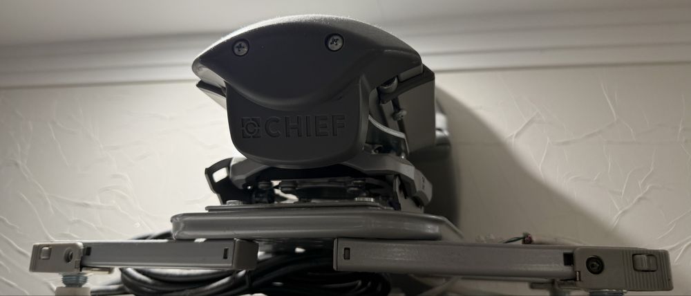 Кронштейн до проектора  фирма Chief WM110AUS и крепление Chief