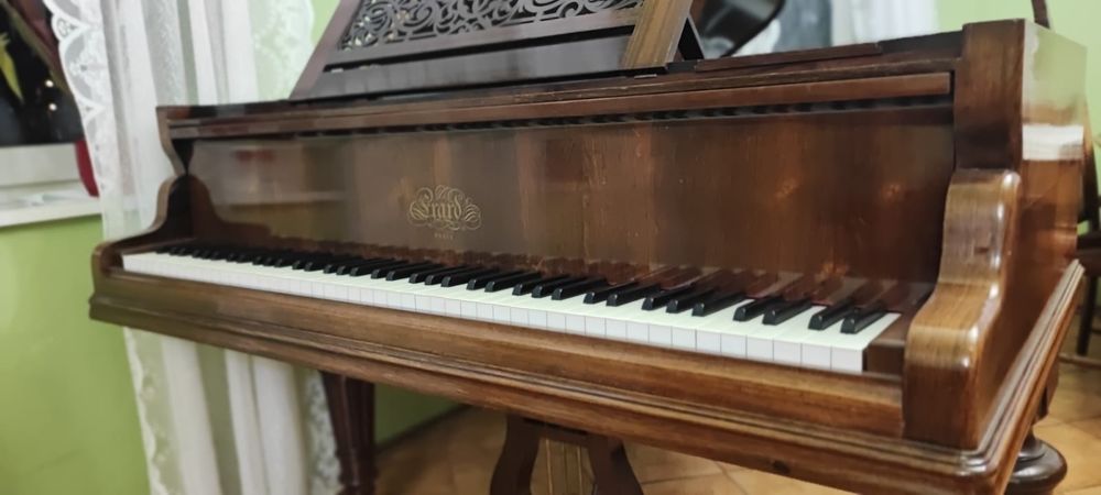 Fortepian Érard sygnatura Paderewski 
z autentyczną sygnaturą Ignacego