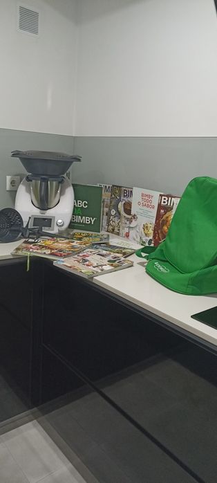 Bimby TM5 com acessórios e livros de receitas