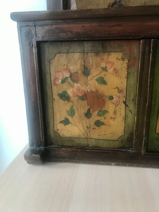 Unikalna , antyczna szafka z Tybetu .