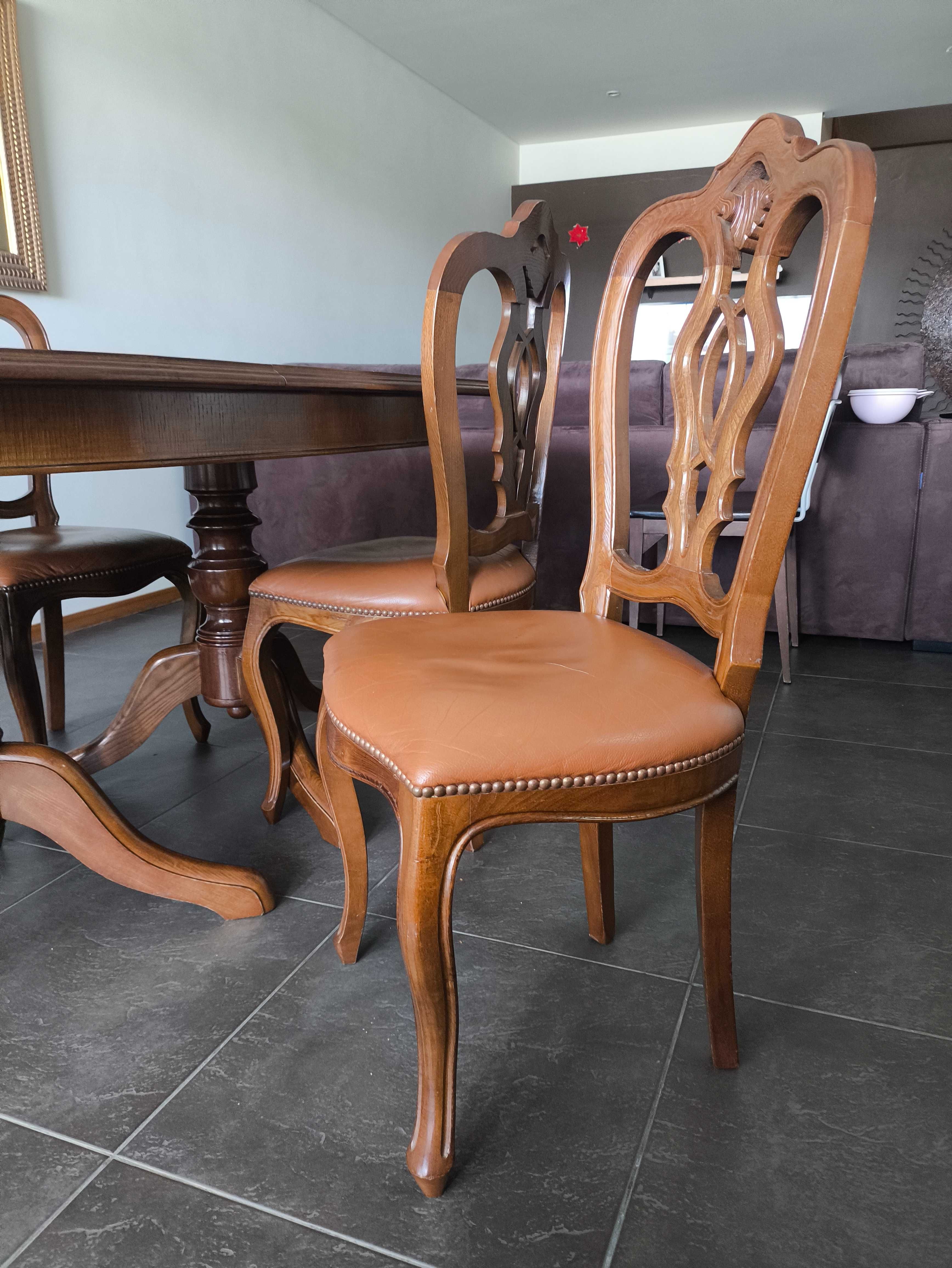 Mesa de jantar madeira com cadeiras