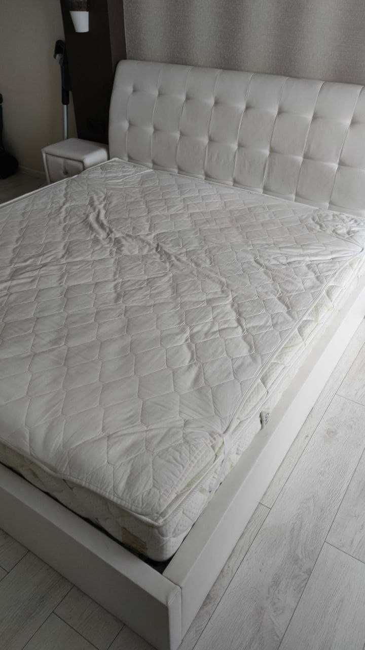 Белая двуспальная кровать 200*200 + 2 тумбочки
