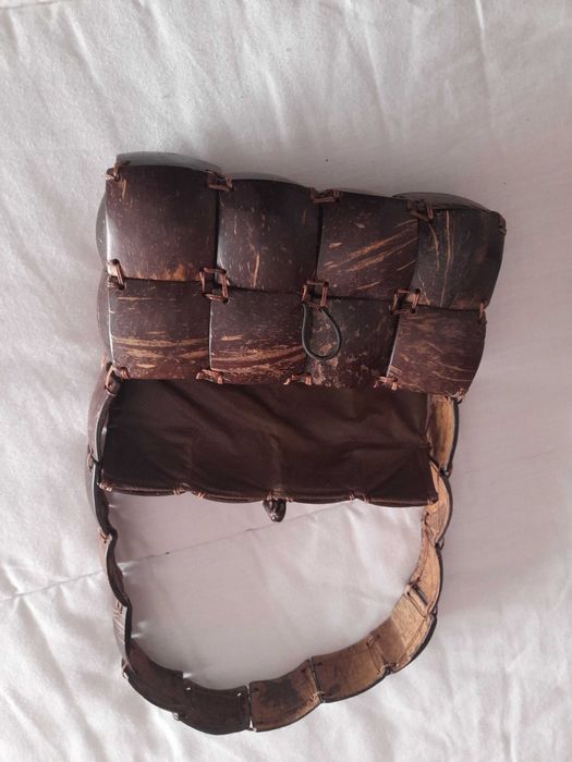 Carteira artesanal feita de casca de côco