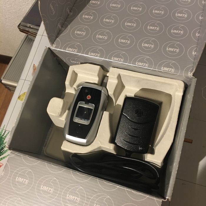 Telefon komorkowy motorola V980