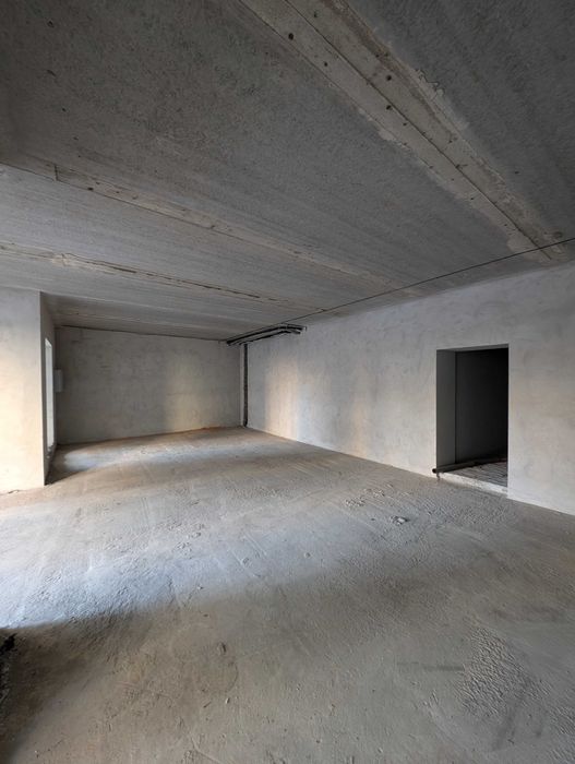 Комерція під бізнес у готовому будинку.