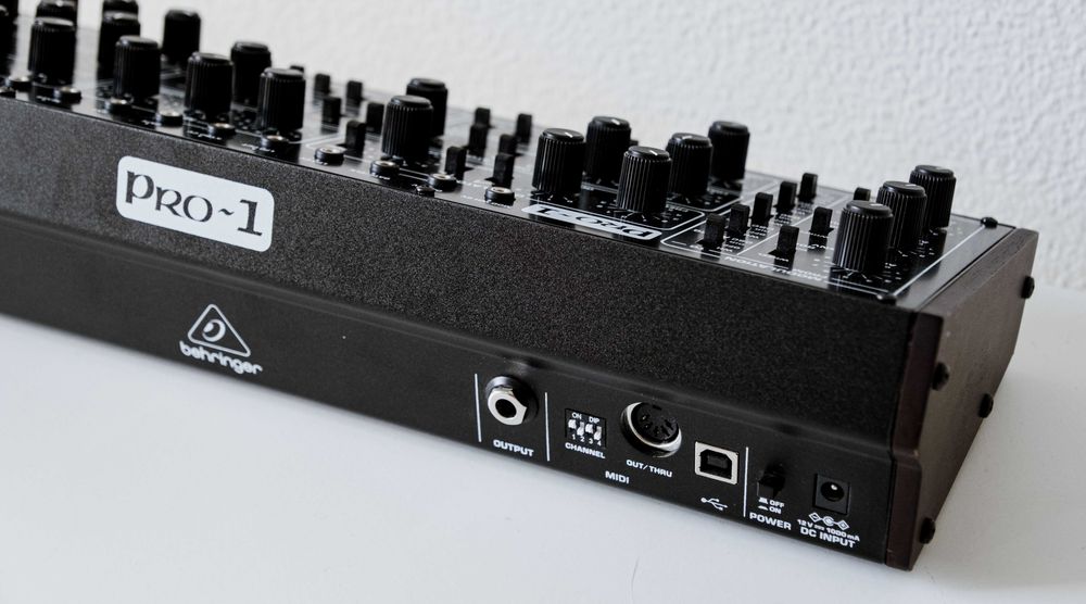 Sintetizador Behringer Pro One