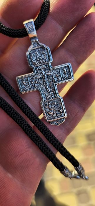 Срібний набір хрестик на шовкоовому шнурку з срібними вставками.