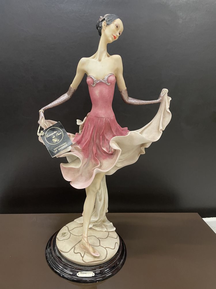 Estatueta em porcelana antiga, com certificado.