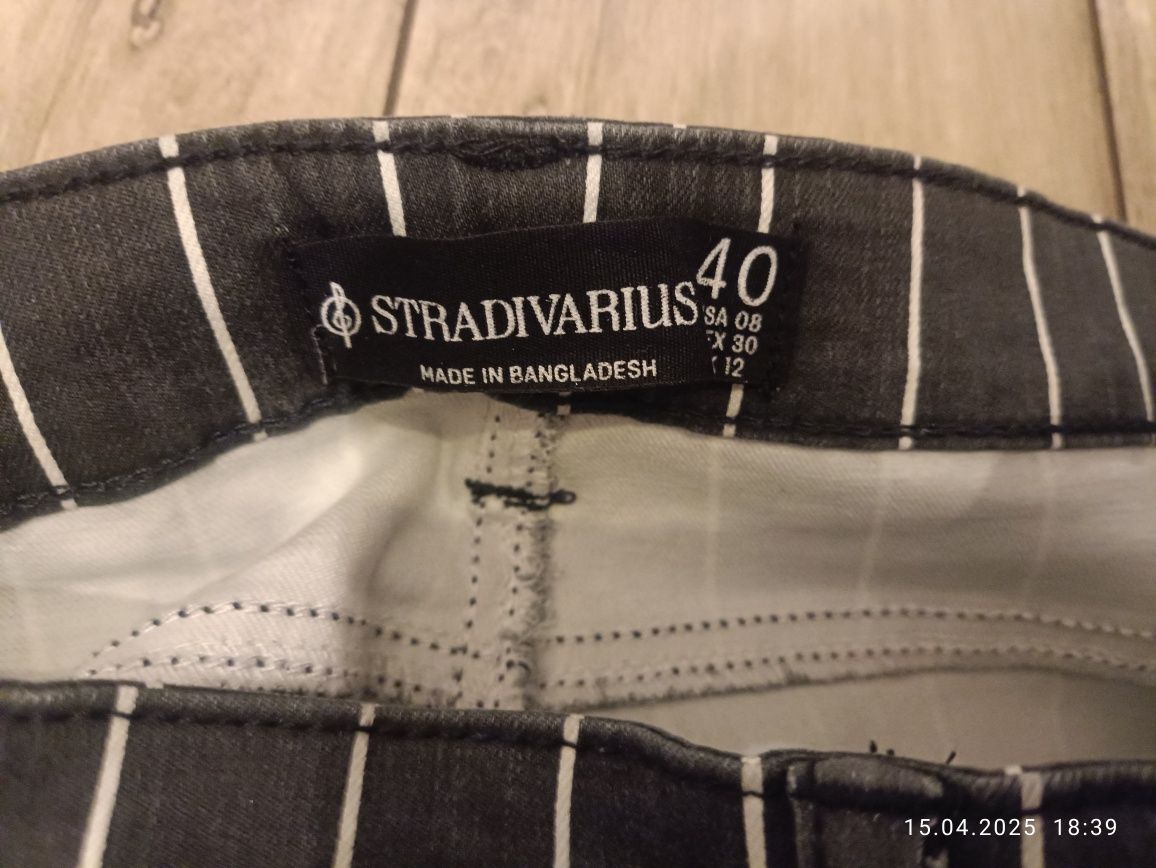 Spodnie w paski Stradivarius