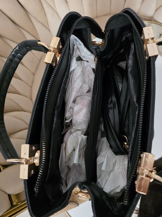 Torebka Michael Kors czarna złote logo pasek na ramię