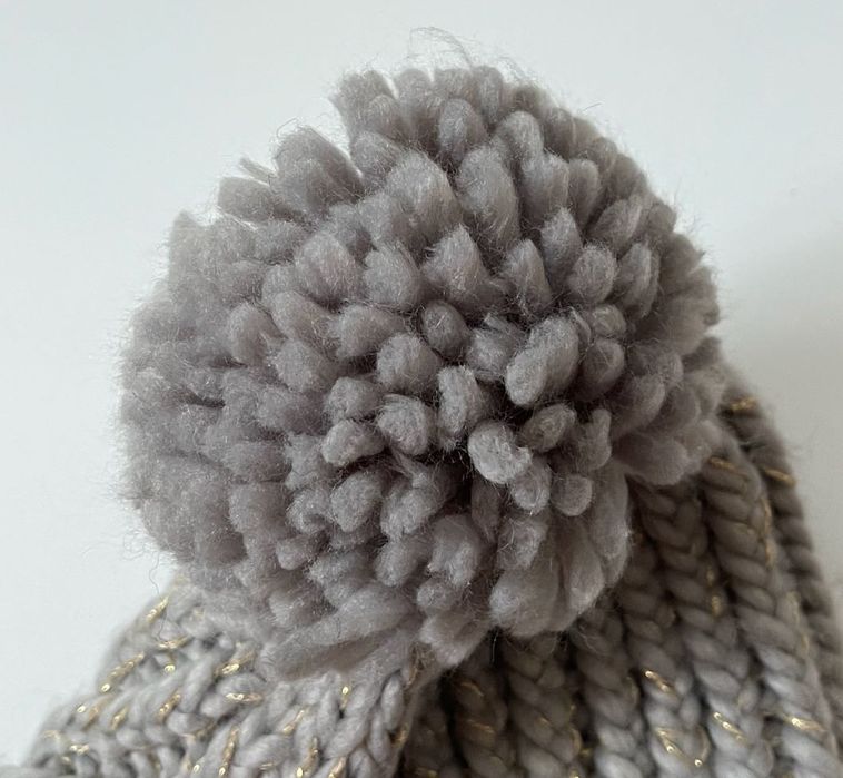 Szara czapka zimowa z pomponem ze złotą nitką [House]