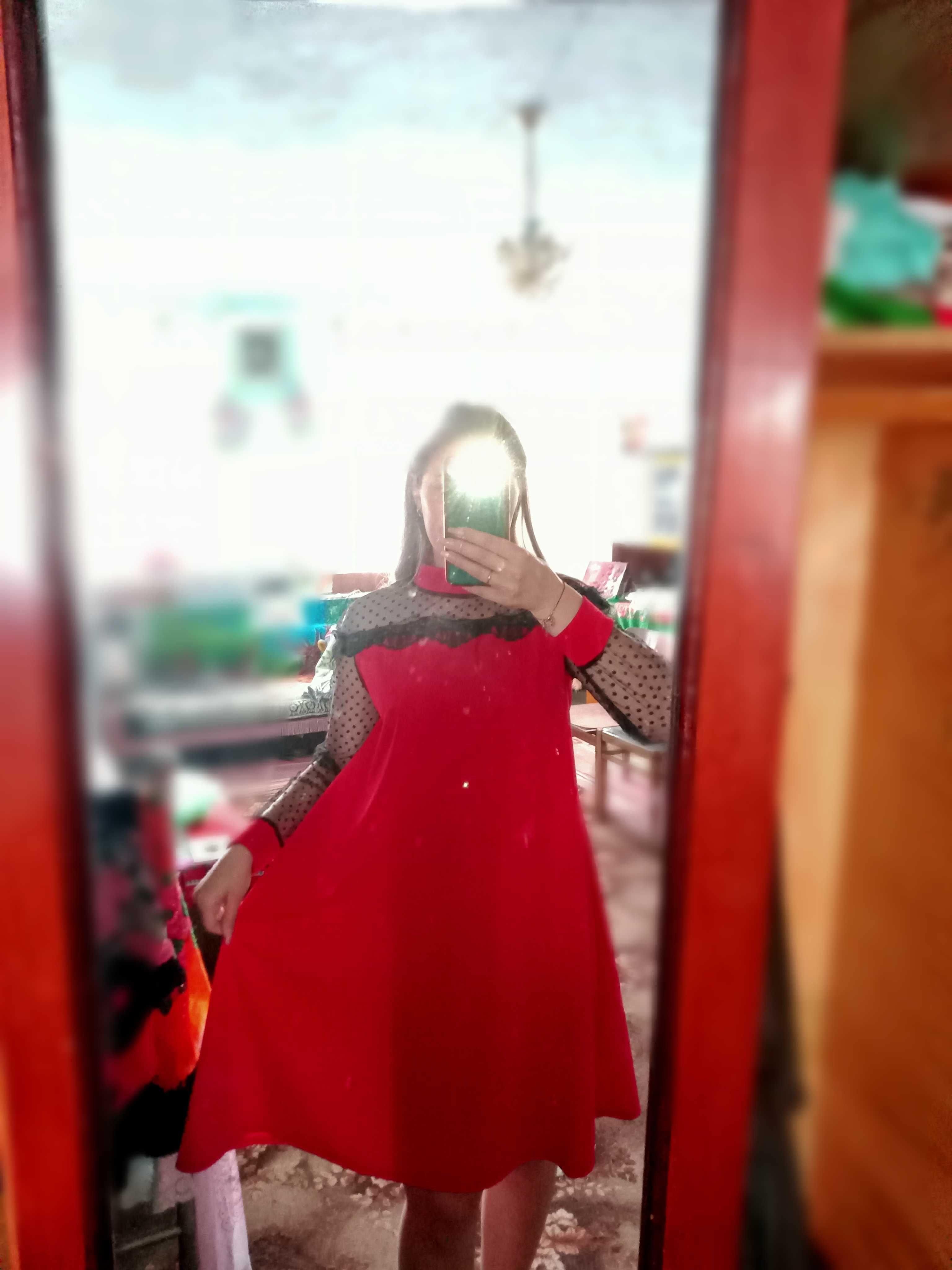 Елегантна червона сукня