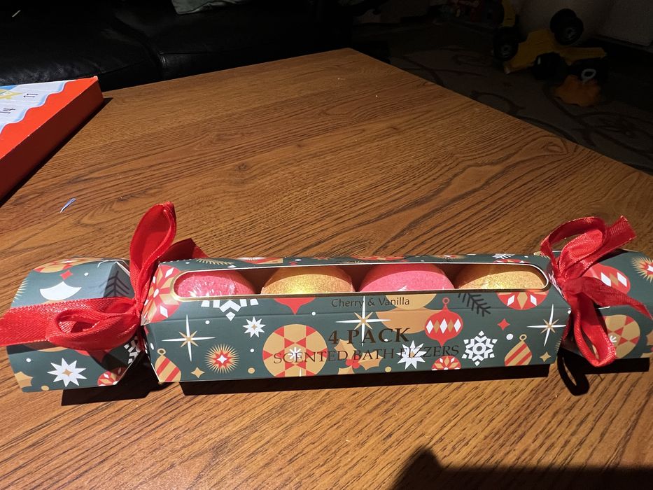 Musujące kule - złote  i czerwone w kształcie cukierka.