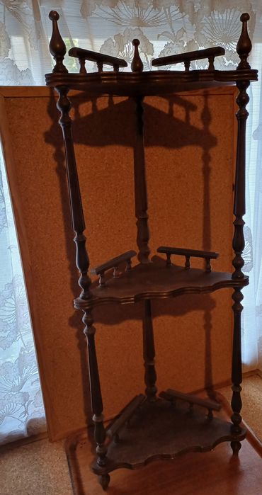 Cantoneira de canto em madeira.
Móvel, estante para vasos/plantas, dec