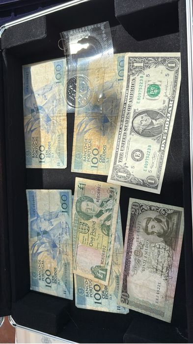 Conjunto de moedas e notas antigas